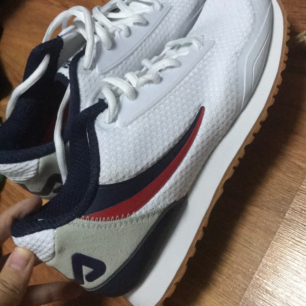 FILA SNEAKERS SIZE 7 WOMANS